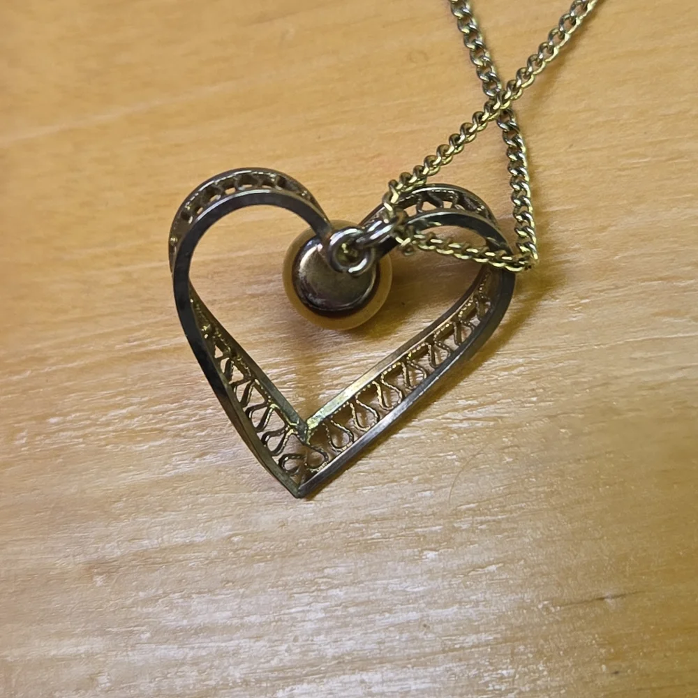 Vintage faux pearl gold tone heart necklace